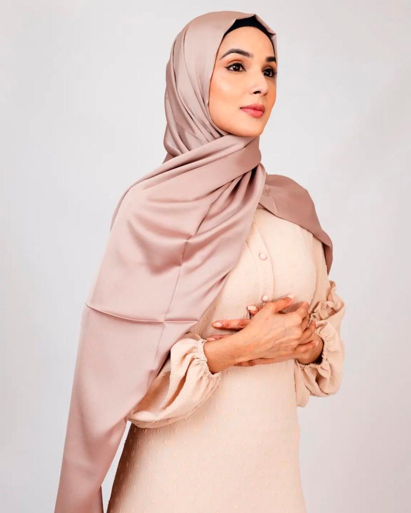 Silk hijab lend a touch of sophistication to an outft. – PIC FROM INSTAGRAM @AL_SHIZA
