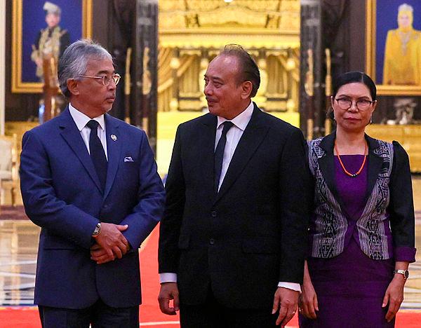 Yang di-Pertuan Agong Al-Sultan Abdullah Ri’ayatuddin Al-Mustafa Billah Shah (kanan), Timbalan Perdana Menteri Timor Leste Francisco Kalbuadi Lay (tengah) dan Joana Veneranda Amaral (kanan)–fotoBernama