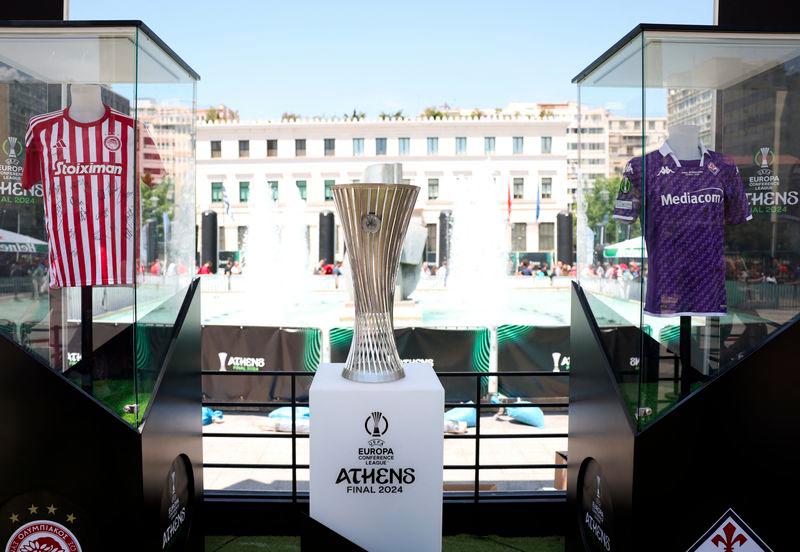 Football - Europa Conference League - Final - Olympiacos v Fiorentina - Athens, Greece - May 29, 2024The Europa Conference League trophy is put on display along with Olympiacos and Fiorentina jersey before the match - REUTERSPIX