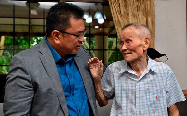 Soh Tee Tong (right), died today at the age of 107. BERNAMAPIX