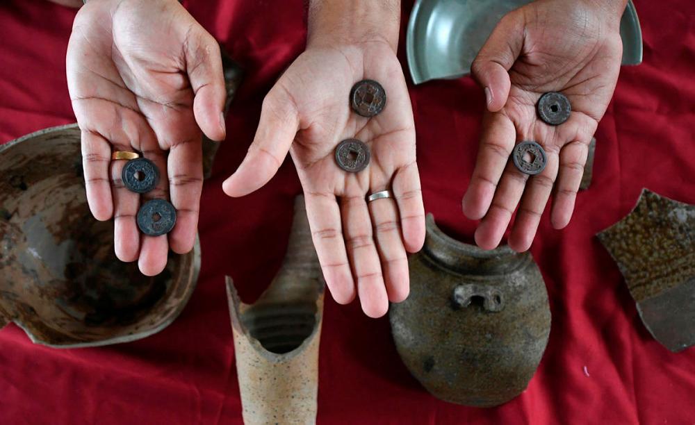 Some fragments of artefacts and coins believed to be over 900 years old from the Melaka Sultanate and the Song, Yuan and Ming Dynasties, were discovered in Pulau Melaka, Bandar Hilir.-Bernama