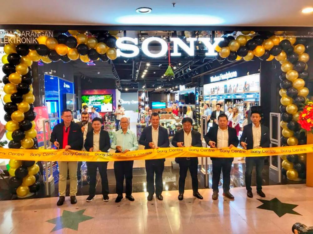 From Left: HC Chan, Chief Executive Officer of Sunway Malls &amp; Theme Parks, Jey Chai, Operation Manager – Retail Division of FM Retail Management, KM Choy, Founder and Chairman of Wah Kong Corporation, PY Choy, Chief Executive Officer of Wah Kong Corporation, Arai Satoru, Managing Director of Sony Malaysia, Chiw Yew Ming, Head of Sales Sony Malaysia and Takahiro Yamasaki, Head of Marketing Sony Malaysia gracing the launching of the pioneer Sony Store at Sunway Pyramid.