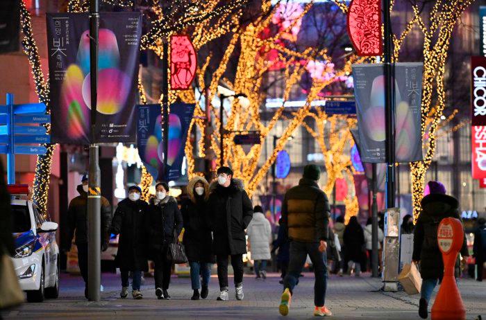 South Korean retail sales in April dropped 2.3% from a month earlier. – AFPpic