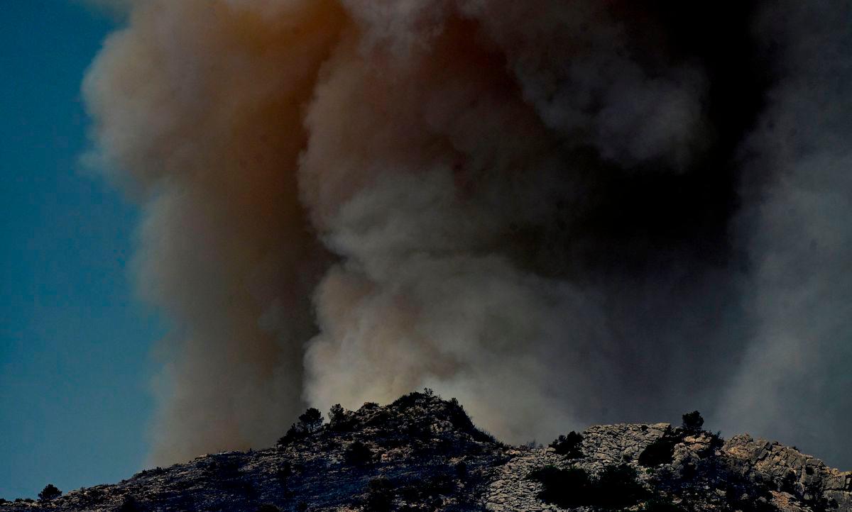 Smoke billowing from a forest fire near Pauls, next to Tarragona, in Spain’s Catalonia region. (Photo by JOSE JORDAN / AFP)