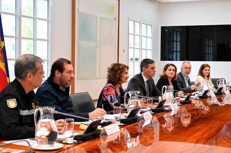 In this handout photograph taken and released on November 2, 2024 by La Moncloa, Spain's prime minister Pedro Sanchez (C) chairs a meeting of the government's crisis committee to monitor the relief efforts from flooding in the devestated Valencia region, eastern Spain, at the Moncloa Palace in Madrid. Rescuers have raised the death toll in Spain's worst floods for a generation to 205 and fears grew for the dozens missing as hopes of finding survivors fade. - Borja Puig de la Bellacasa / LA MONCLOA / AFP