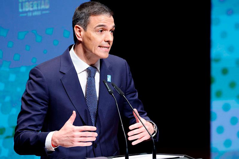 Spanish Prime Minister Pedro Sanchez said today that the billionaire owner of social media platform X, Elon Musk, “openly attacks our institutions” and “stirs up hatred”. In a speech for the start of official commemorations on the 50th anniversary of dictator Francisco Franco’s death, Sanchez also accused “the richest man on the planet” of calling “for support for the heirs of Nazi Germany in the next elections”. - OSCAR DEL POZO / AFP