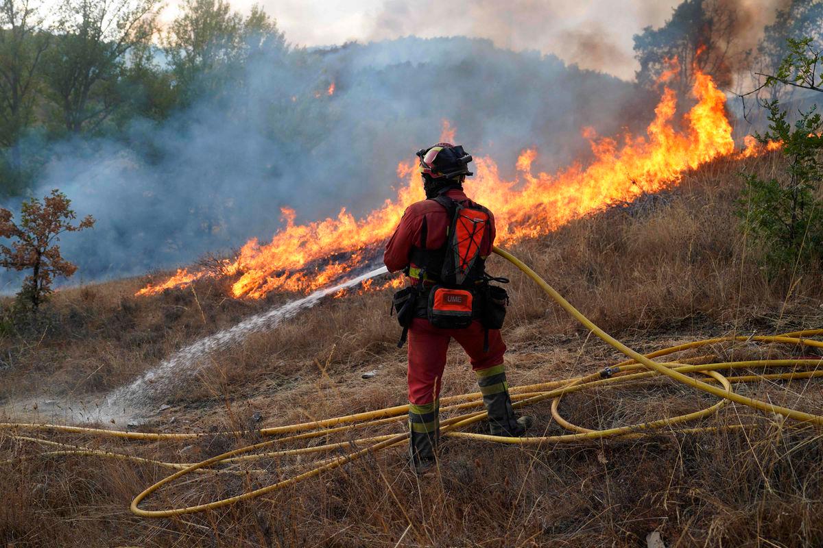 For visual purposes only: A member of Spain’s Military Emergency Unit (UME) tackles a wildfire in Garano, northwestern Spain, on August 25, 2025. (Photo by Cesar MANSO / AFP)