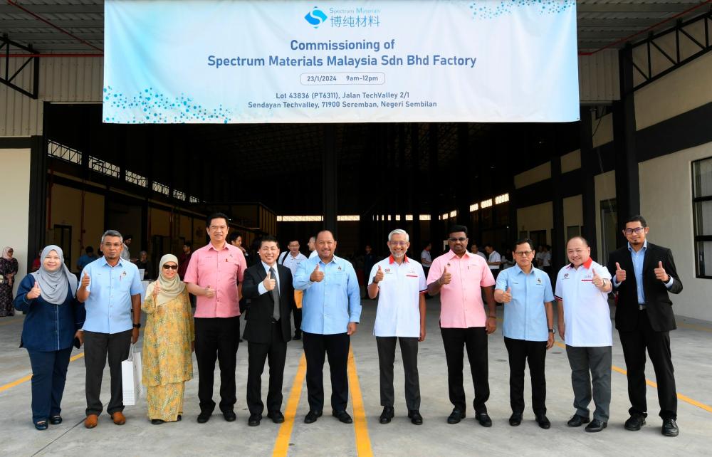 The launch of Spectrum Materials Malaysia Sdn Bhd’s first manufacturing facility in the country at Sendayan Techvalley in Negeri Sembilan. – Pic from Miti FB