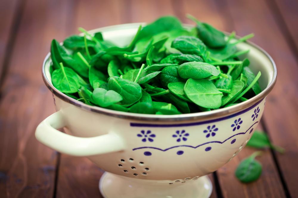 Eating spinach raw, preferably along with healthy fats, maximizes the levels of nutrients available, according to new research.