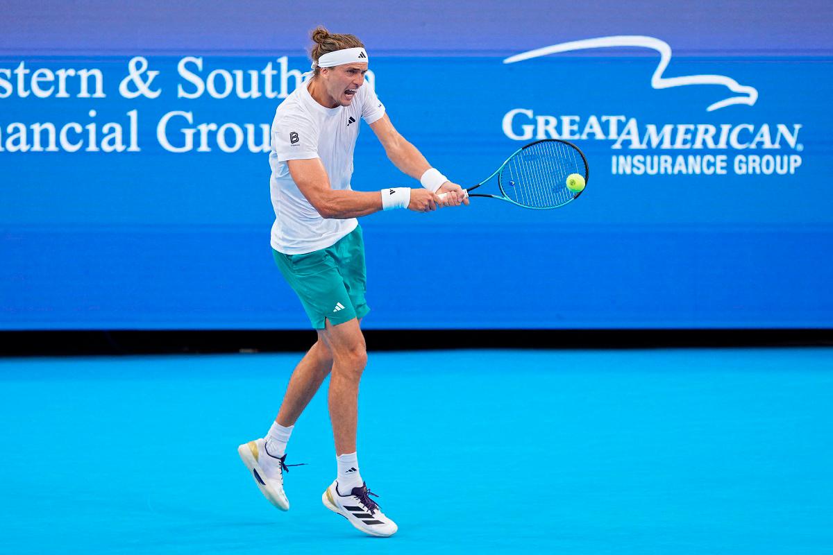Alexander Zverev of Germany plays a backhand during the match against Brandon Nakashima of the United States during Day 6 of the Cincinnati Open. - Dylan Buell/Getty Images/AFP