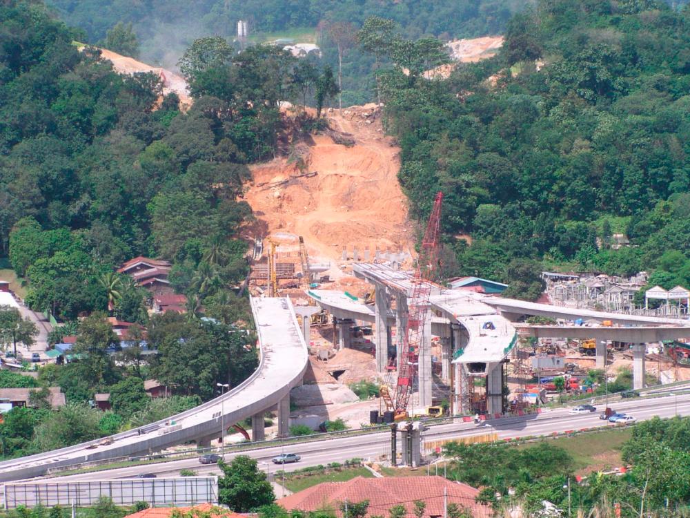$!Construction of SPRINT Highway ramps to LDP at Kg. Sg. Penchala in 2002.