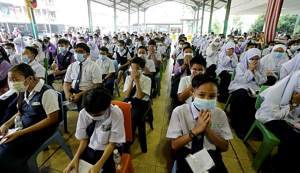 School students at SK Green Road taking the UPSR exam are wearing face masks due to the bad air quality in Kuching today morning. — BBXpress