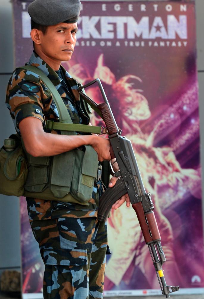 A Sri Lankan soldier stands guard on May 21, 2019 in Colombo as Sri Lanka has tightened security ahead of the reopening on May 21, of some Catholic schools for the first time since the Easter bombings. - AFP