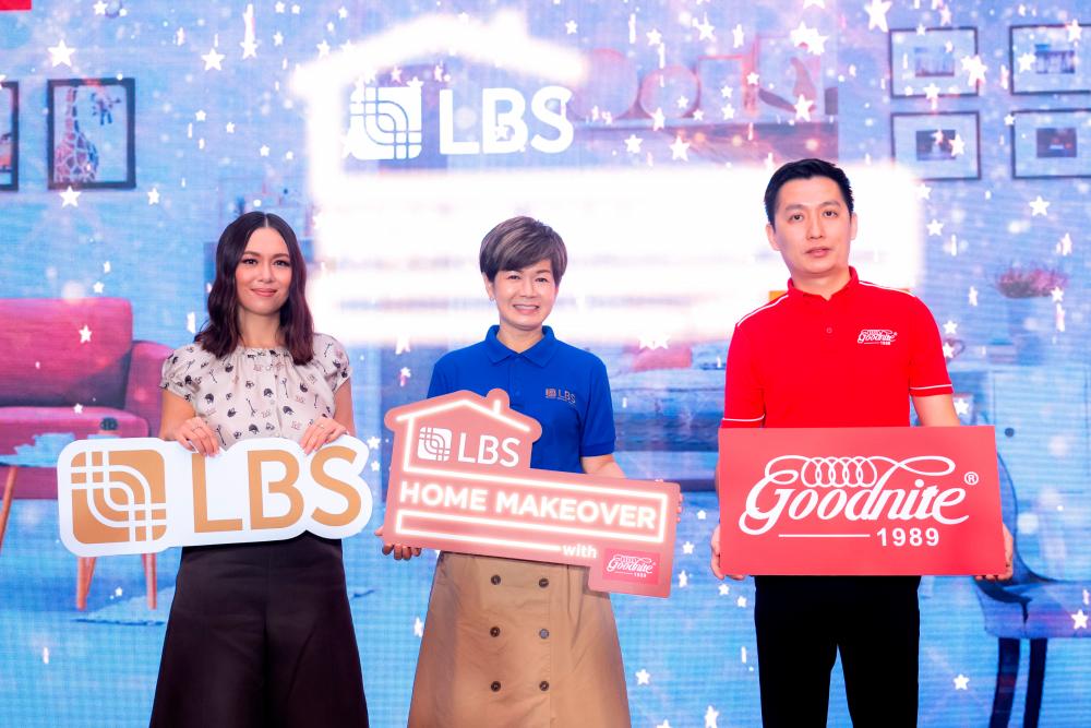 Malaysian actress, Siti Saleha (left) with the Executive Director of LBS Bina, Dato’ Cynthia Lim alongside with the Managing Director of Goodnite Group, Mr Teo Yek Ming (right) at the launching of Customer Loyalty Campaign, “LBS Home Makeover with Goodnite“ held at the KITA @ Cybersouth Sales Gallery