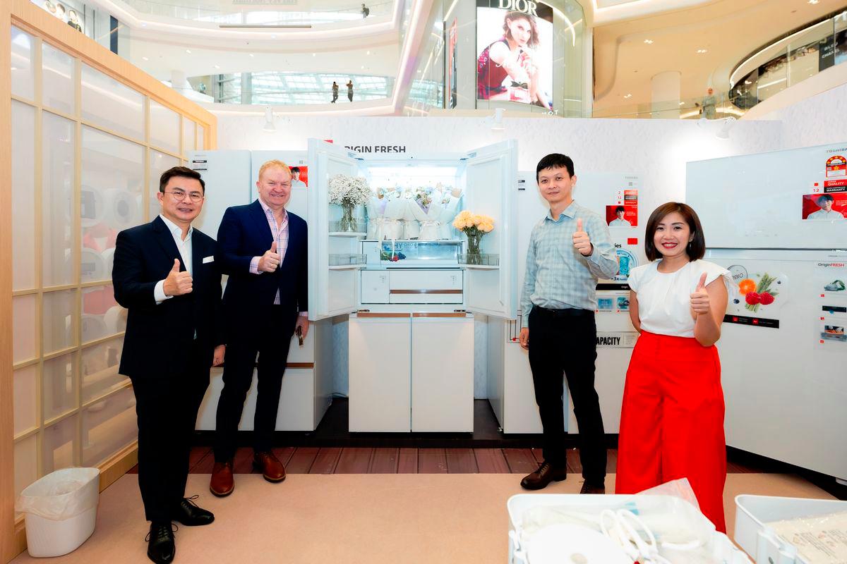 Steven (second right) at the Toshiba’s The Art of Living Immersive Showcase $!Steven (second right) at the Toshiba’s The Art of Living Immersive Showcase