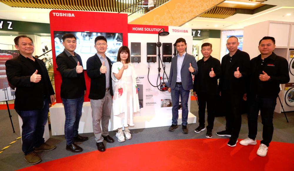 $!Toshiba Sales &amp; Services Sdn Bhd managing director Steven Yang (4th from right) with the management team launching the new Toshiba SensTemp stable temperature water heater.