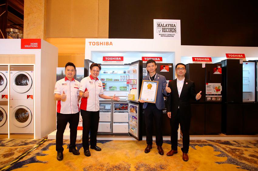 Yang (second from right) and Toshiba Lifestyle Asia Pacific regional president Zeal Jiang (right) showing Malaysia’s biggest-capacity refrigerator, certified by the Malaysia Book of Records. $!Yang (second from right) and Toshiba Lifestyle Asia Pacific regional president Zeal Jiang (right) showing Malaysia’s biggest-capacity refrigerator, certified by the Malaysia Book of Records.