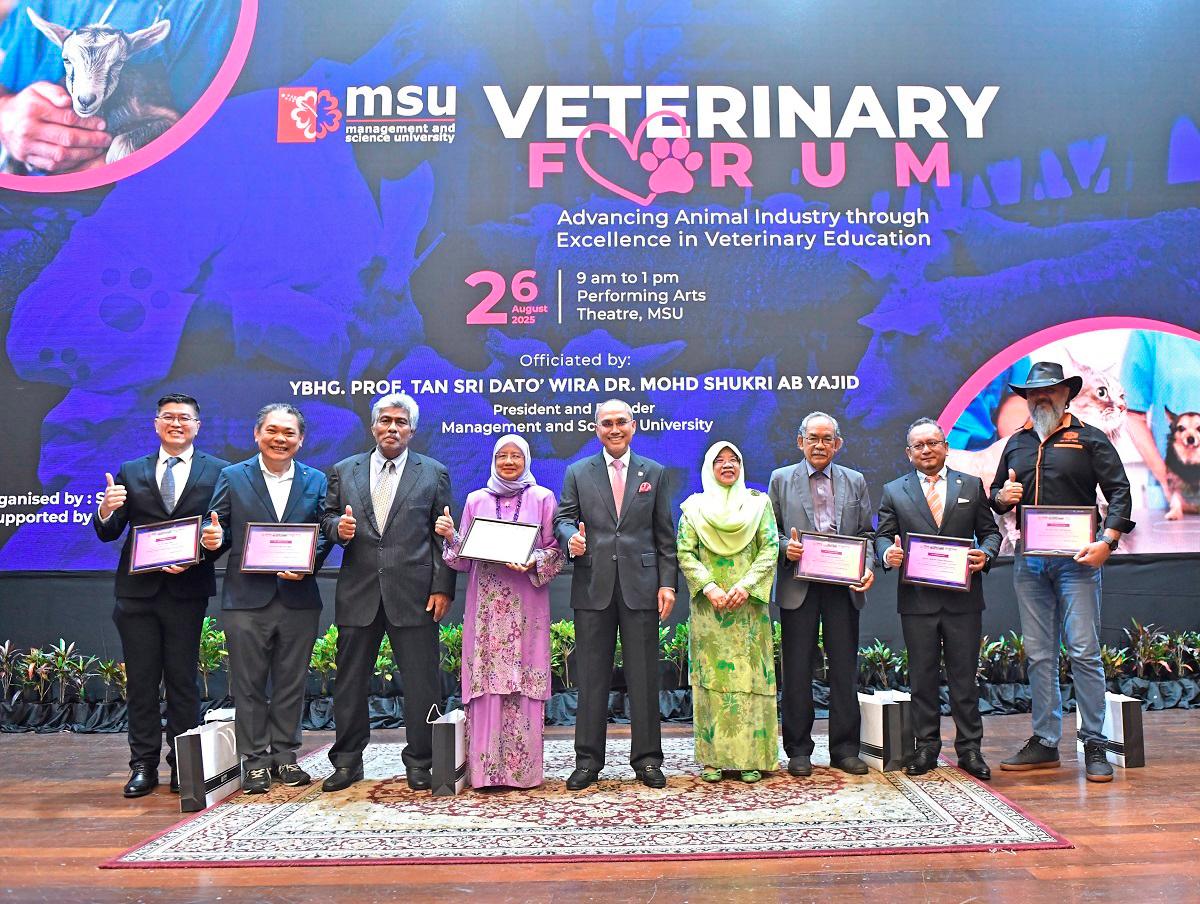 Prof. Dr. Shukri (centre) together with MSU’s industry partners for the School of Veterinary Medicine (SOV) at the Memorandum of Understanding (MoU) exchange ceremony. On his right, Prof. Dr. Junainah.