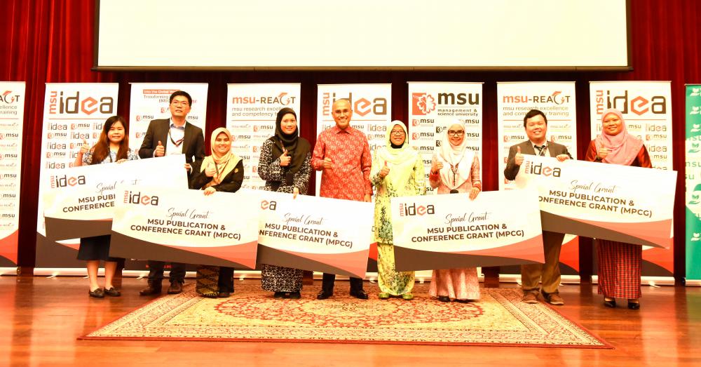 MSU President, Prof Tan Sri Dr Mohd Shukri Abd Yajid (five from left) and MSU Vice Chancellor, Prof Puan Sri Dr Junainah Abd Hamid (four from right) with a team of MSU’s researchers.