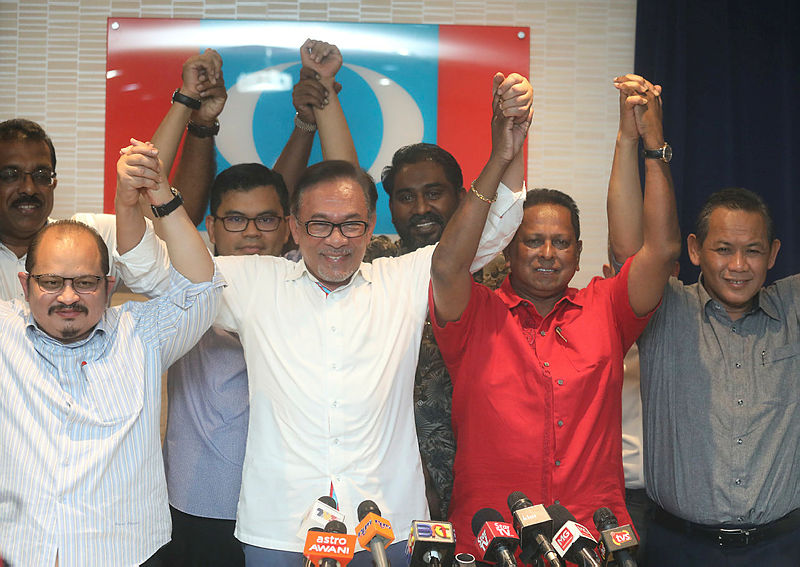 PKR President Datuk Seri Anwar Ibrahim poses for a photograph with Streram (2nd R) and other PKR members, on March 11, 2019. — Sunpix by Masry Che Ani.