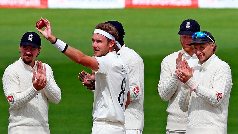 England’s Stuart Broad (2nd left) holds the ball aloft as he celebrates taking the wicket of West Indies’ Kraigg Brathwaves, his 500th Test wicket, on the final day of the third Test cricket match at Old Trafford on July 28, 2020. – AFPPIX