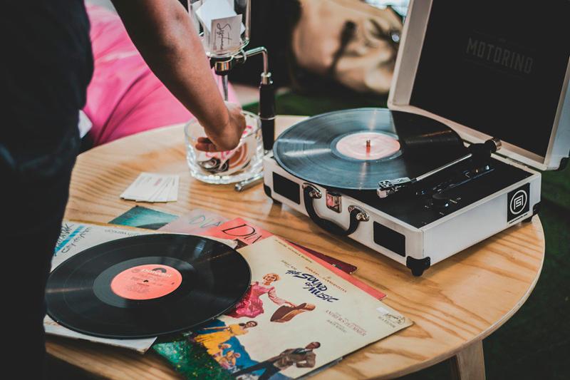 There would be little point in installing high end stylus on cheap budget turntables. – PEXELSPIC