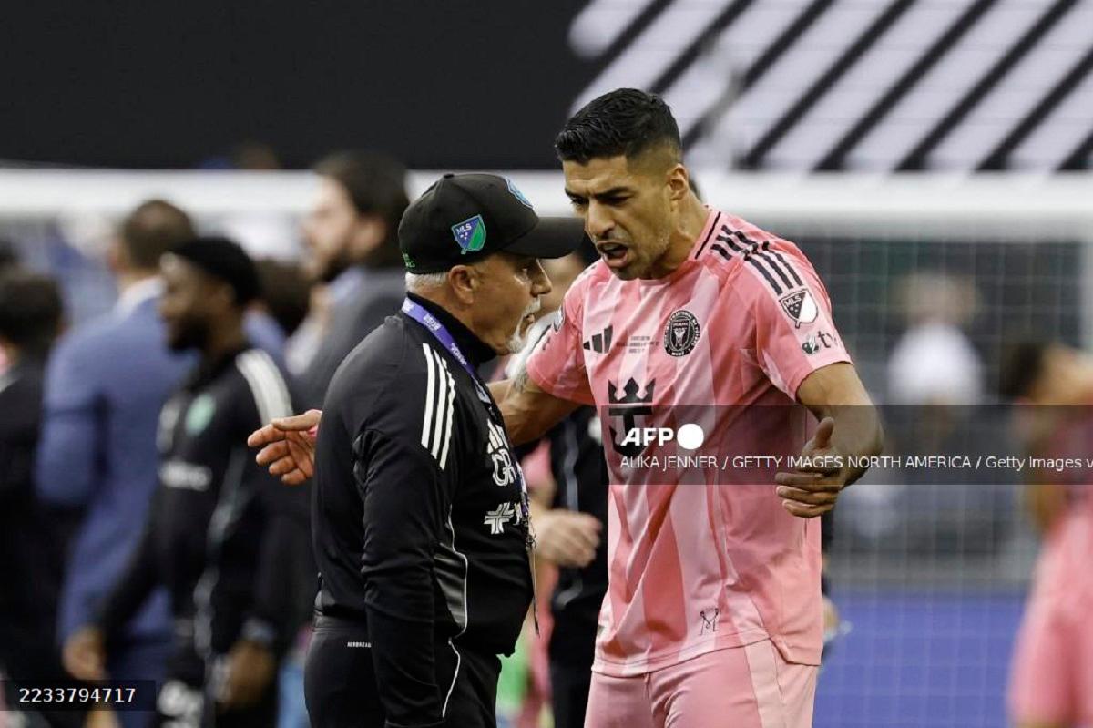 Head of security Gene Ramirez of the Seattle Sounders and Luis Suárez #9 of Inter Miami CF interact after the Leagues Cup Final match between Seattle Sounders and Inter Miami CF at Lumen Field on August 31, 2025 in Seattle, Washington. - Alika Jenner / GETTY IMAGES NORTH AMERICA / Getty Images via AFP