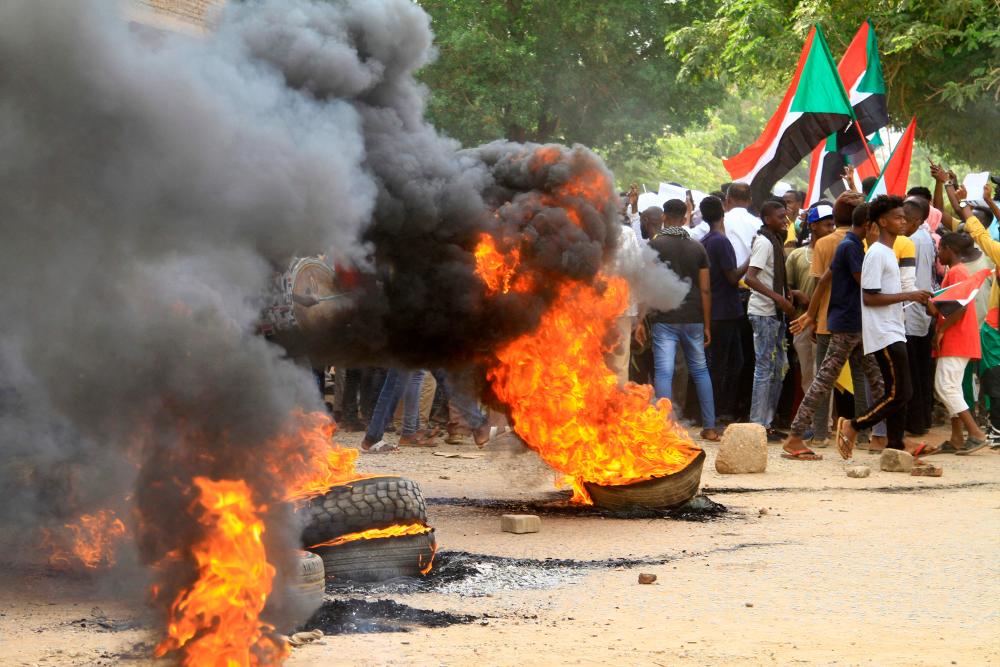 Sudanese protesters block a street in Omdourman the capital Khartoum’s twin city on October 21, 2022. Thousands of Sudanese took to the streets to renew protests nearly a year after a military coup led by General Abdel Fattah al-Burhan derailed the country’s transition to democracy. AFPPIX