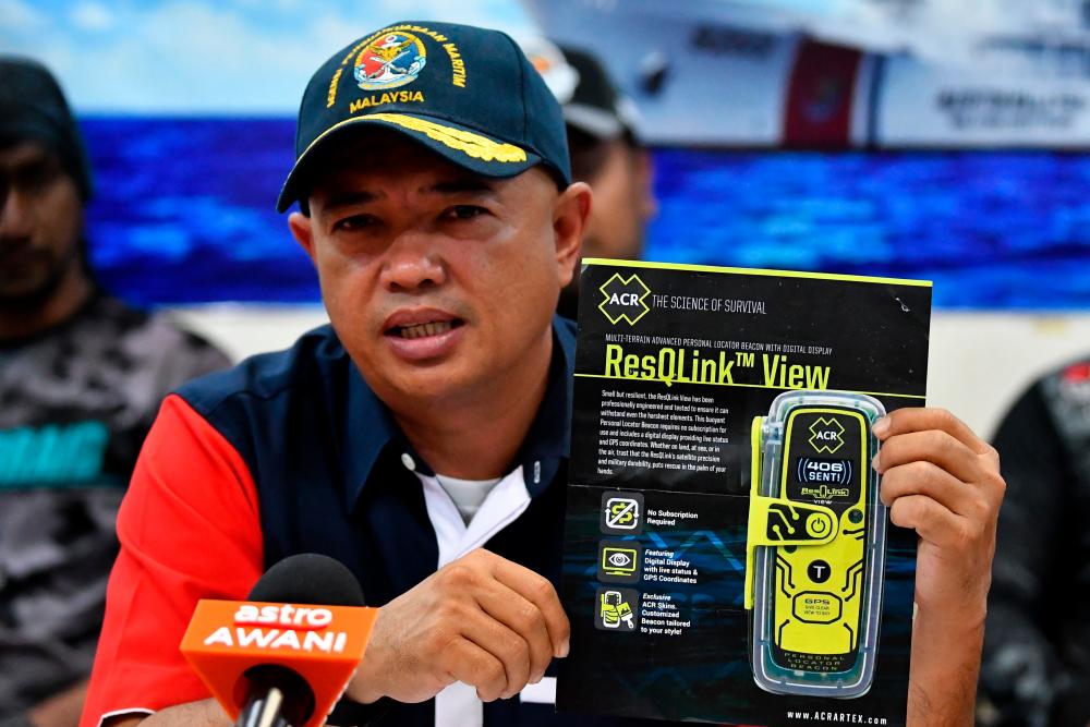 Pengarah Agensi Penguatkuasaan Maritim Malaysia (APMM) Terengganu Kepten Maritim Muhammad Suffi Mohd Ramli pada sidang media selepas meninjau sepuluh pemancing yang terselamat tiba di Jeti APMM Kuala Terengganu hari ini. BERNAMApix