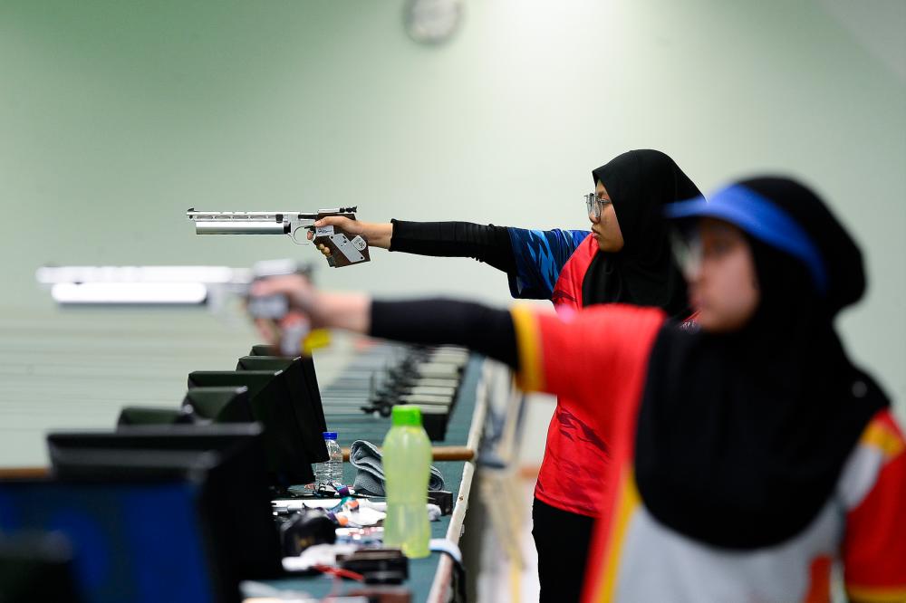 SUBANG, Sept 20 -- Johor shooting athlete who is also national athlete Nurul Syasya Nadiah Mohd Arifin competes in the women’s 10 meter water pistol event at the 2022 Malaysian Games (Sukma) at the Subang Shooting Range today. BERNAMAPIX