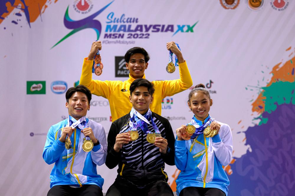 KUALA LUMPUR, Sept 19 -- Terengganu gymnast Muhammad Sharul Aimy Mohd Kamaru Hisam (front, center) with Perak gymnast Luqman Al Hafiz Zulfa (back) and two Penang gymnasts Ng Chun Cheng (left) and Zarith Imaan Khalid pose together the medal they successfully won in the Artistic Gymnastics event at the Malaysian Games (SUKMA) at the Bukit Jalil National Stadium today. BERNAMAPIX