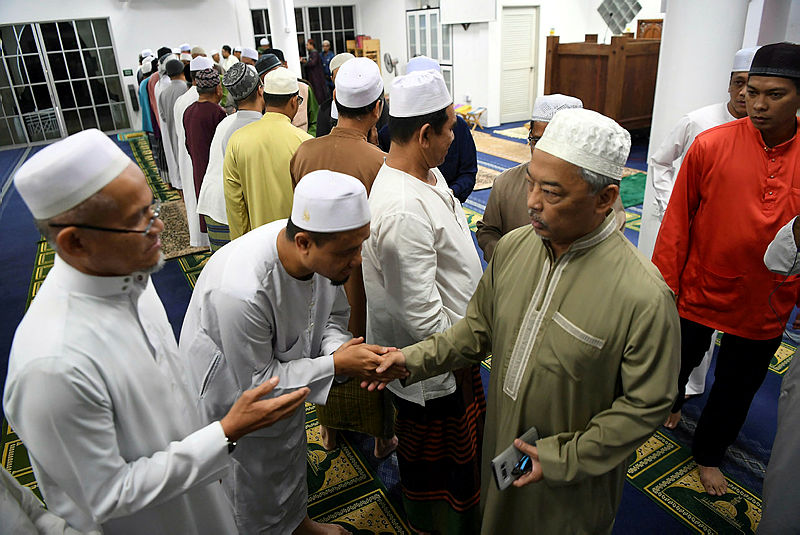 The Sultan of Pahang, Sultan Abdullah Ahmad Shah greets well wishers following morning prayers at Imam Syafie Mosque in Kota SAS, on Jan 13, 2019. — Bernama