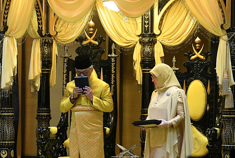Sultan of Pahang, Sultan Abdullah Sultan Ahmad Shah (L) during the proclamation ceremony, at the Balairung Seri (Throne Room) of Istana Abu Bakar, on Jan 15, 2019. — Bernama