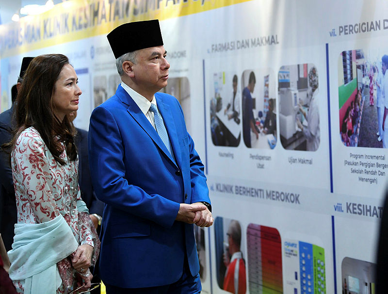 The Sultan of Perak, Sultan Nazrin Shah and Raja Permaisuri Perak Tuanku Zara Salim, during the opening ceremony of the Simpang Health Clinic, on Aug 19, 2019. — Bernama