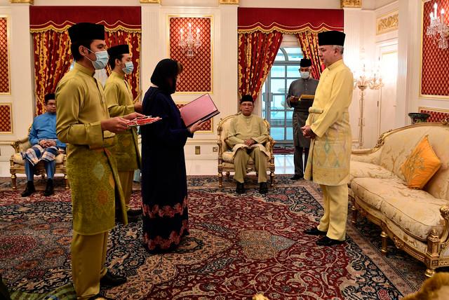 The Sultan of Perak Sultan Nazrin Shah (right) received the business tithe from PNB chairman Tan Sri Dr Zeti Aziz at a ceremony held at Istana Hinggap Perak here, today.-Bernama