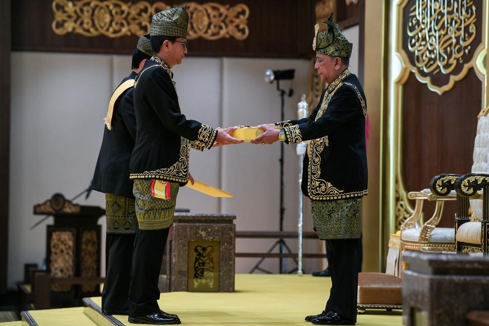 Sultan Kedah Al Aminul Karim Sultan Sallehuddin Sultan Badlishah berkenan mengurniakan Darjah Kerabat Kedah kepada Raja Muda Kedah Tengku Sarafudin Badlishah Al Aminul Karim Sultan Sallehuddin pada Istiadat Menyembah Tahniah dan Penganugerahan Darjah-darjah serta Bintang-bintang Kebesaran sempena Sambutan Ulang Tahun Hari Keputeraan Baginda yang ke-80 di Istana Anak Bukit hari ini.  BERNAMApix