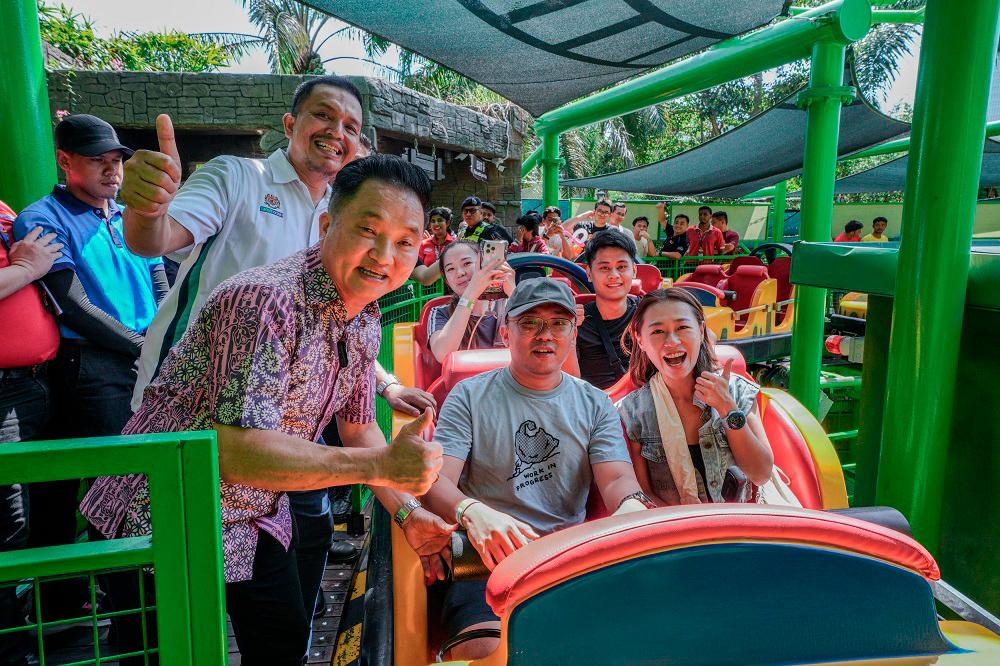 Selangor Local Government, Tourism and New Village Development executive councillor Datuk Ng Suee Lim flags off the first ride of the Wild Chase Water Coaster. $!Selangor Local Government, Tourism and New Village Development executive councillor Datuk Ng Suee Lim flags off the first ride of the Wild Chase Water Coaster.