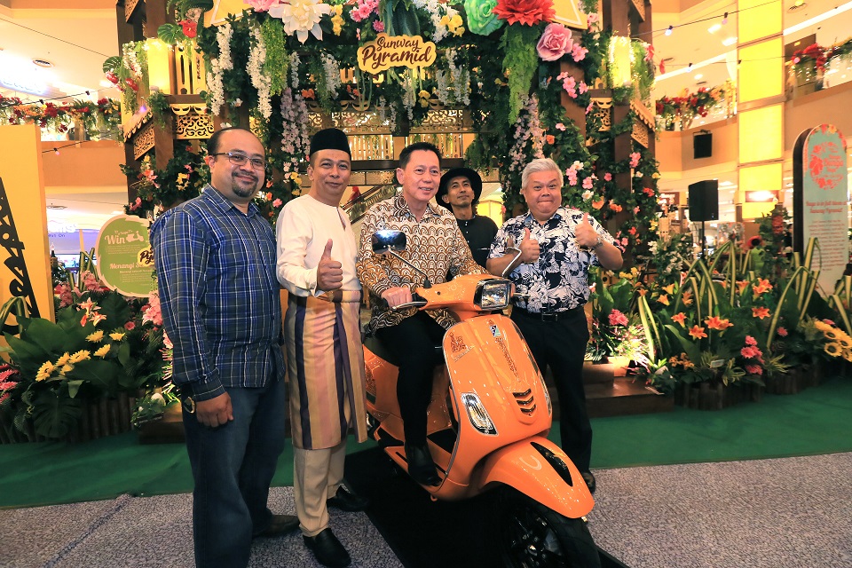 $!From left: Naza Kia Malaysia head of marketing and communications Irhash Zamani, Naza Premira chief operating officer Farouk Faisal, Chan, Fritilldea and Sunway Malls chief operating officer Kevin Tan posing together with the Limited Edition Vespa 125S, courtesy of Naza Group of Companies.