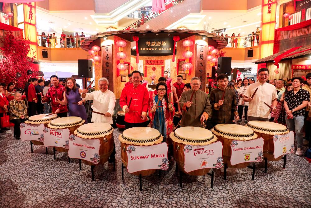 Chan (centre, in red) with representatives from the various Sunway Malls.