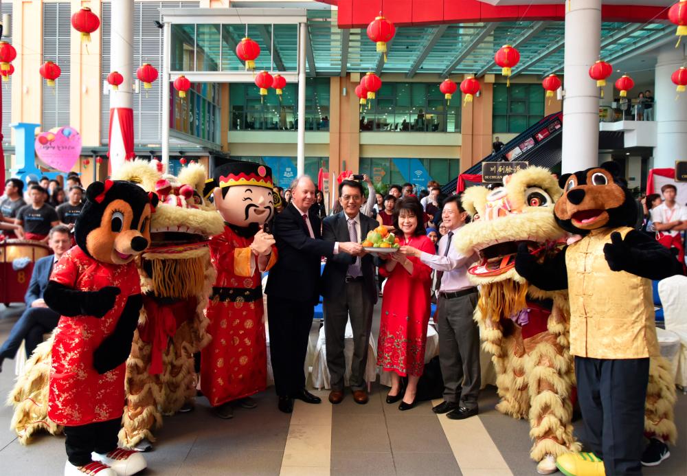 From left: Wilkinson, Lee, Dr Elizabeth Lee and Teo with the God of Prosperity, the lion dance troupe, and Sunway University’s mascots, Samson and Sophia.
