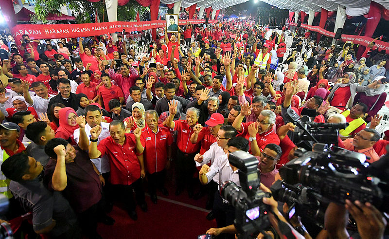 Prime minister Tun Dr Mahathir Mohamad, and Pakatan Harapan supporters at the Ceramah Perdana event, in Pontian, on Nov 14, 2019. — Bernama