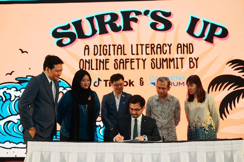$!Hafizin Tajudin, Head of Public Policy for TikTok Malaysia signing the Digital Safety Pledge witnessed by:(From left to right) Kristoffer Eduard Rada, Head of Public Policy for TikTok; Mediha Mahmood, Executive Director of the Communications and Multimedia Content Forum of Malaysia (Content Forum); Kenny Ong, Chairman of Communications and Multimedia Content Forum of Malaysia (Content Forum); YB Tuan Ahmad Fahmi Fadzil, Minister of Communications and Digital; and YB Teo Nie Ching, Deputy Minister of Communications &amp; Digital