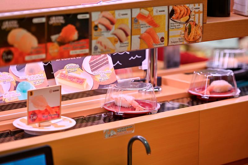 $!The conveyor belt sends sushi to each table at every minute.