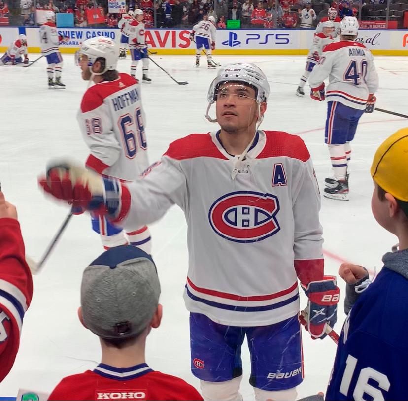 $!Nicholas Suzuki tossing the ice puck. — STEVEN BEAUPARLANT