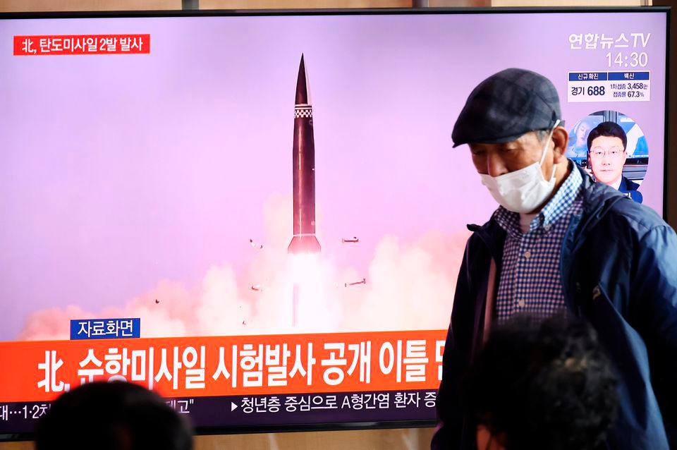 People watching a TV broadcasting file footage of a news report on North Korea firing what appeared to be a pair of ballistic missiles off its east coast, in Seoul, South Korea, September 15, 2021. -REUTERSPix