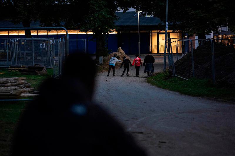 Kids walk in the neighbourhood of Baronbackarna in Örebro, on September 23, 2024. Sweden has struggled to rein in a surge in gang shootings and bombings across the country in recent years, linked to score-settling and battles to control the illicit drug market in the country of 10.5 million people. - Jonathan NACKSTRAND / AFP