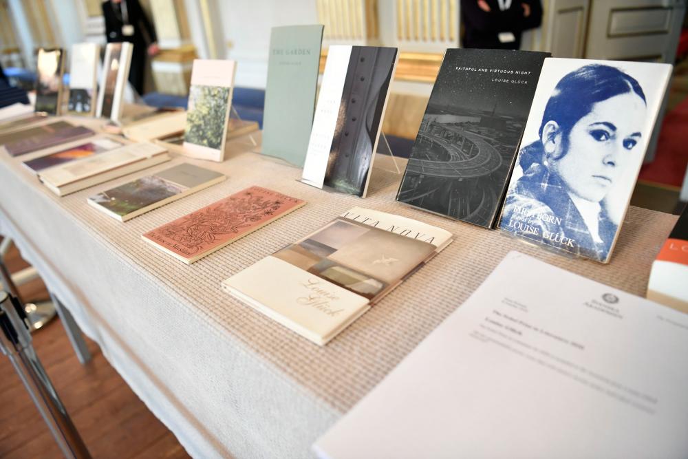 $!Louise Gluck’s books are on display during the announcement of the 2020 Nobel Prize in literature at the Swedish Academy in Stockholm on October 8, 2020. US author Louise Gluck on October 8, 2020 won the 2020 Nobel Literature Prize, the Swedish Academy said. - Sweden OUT / AFP / TT News Agency / Henrik MONTGOMERY