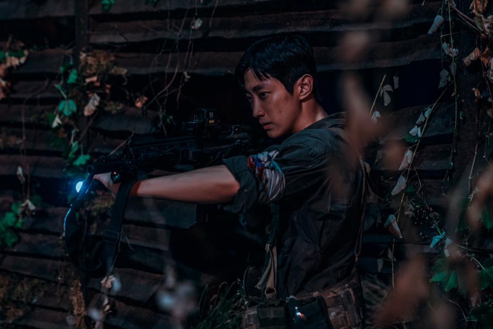 $!Jin-young plays the role of Private Park Chan-yeoung of the Special Forces Guard.