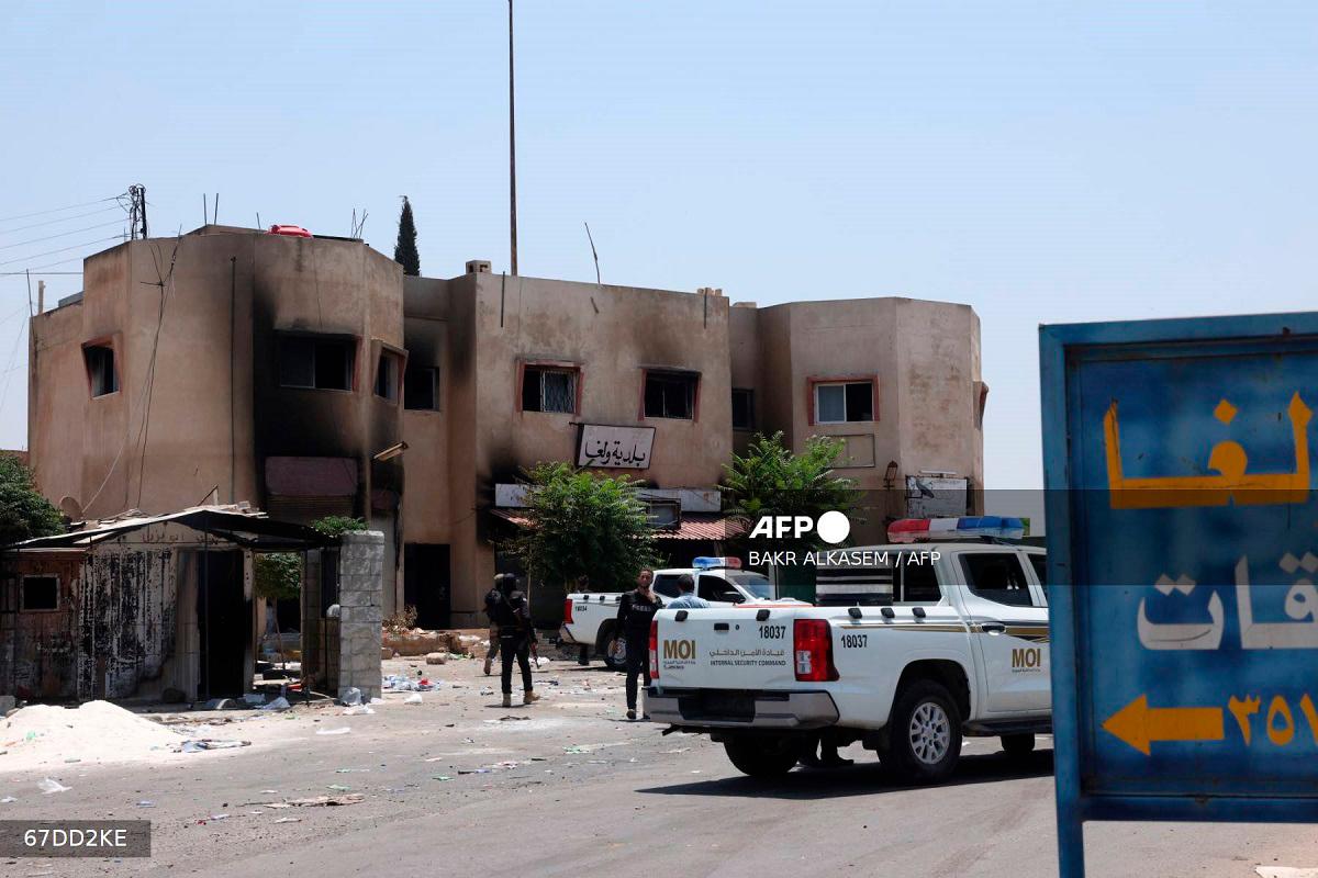 Syrian government security forces stand guard at a checkpoint in the village of Walgha, near the city of Sweida, on July 21, 2025. Syrian authorities on July 21, evacuated Bedouin families from the Druze-majority city of Sweida, after a ceasefire in the southern province halted bloody clashes between the communities, an AFP correspondent and official media said. - Bakr ALkasem / AFP