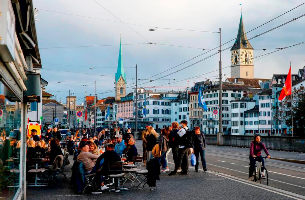 Guests sit outside of a restaurant, as the spread of the coronavirus disease (Covid-19) continues, in the old town of Zurich, May 22, 2021. Picture taken May 22, 2021. REUTERSpix
